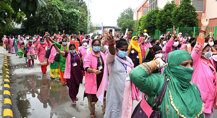 Social Health Activist personnel demonstrate for better social protections in New Delhi, India © EPA-EFE/STRINGER