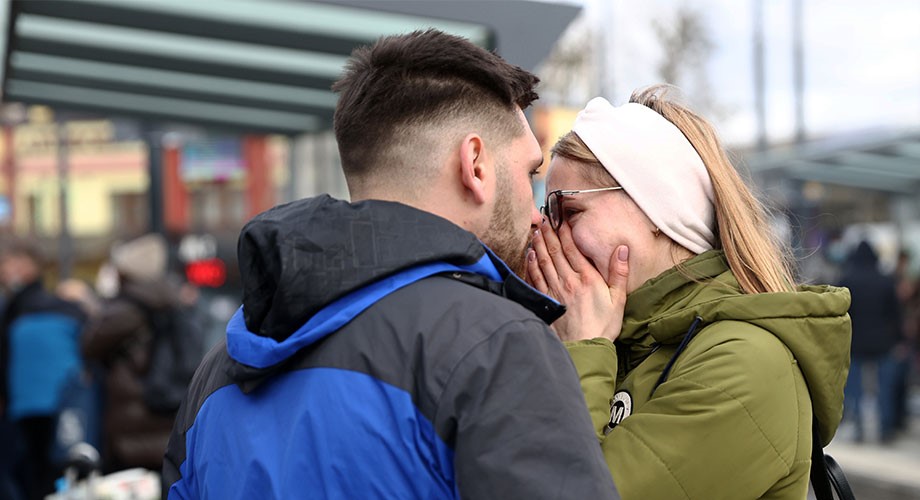 Украинская пара обнимается на улице, приняв решение покинуть Львов на западе Украины и бежать в Польшу, соседнюю страну. 24 февраля 2022 года. Credit: Kunihiko Miura / The Yomiuri Shimbun via Reuters Connect