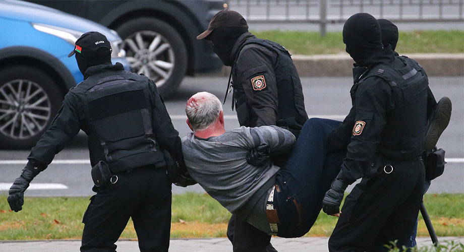 Des membres des forces de l’ordre s’emparent d’un manifestant en octobre 2020 Natalia Fedosenko/TASS par Reuters Connect