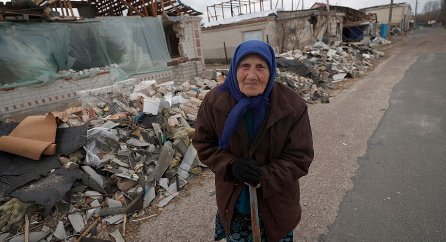 Ladan Evdokymivna, de 90 años, camina por los escombros de su casa tras un ataque aéreo ruso en el pueblo de Ulica Szkolna, en el Oblast de Kiev, 29 de marzo de 2022.  EPA-EFE/ATEF SAFADI