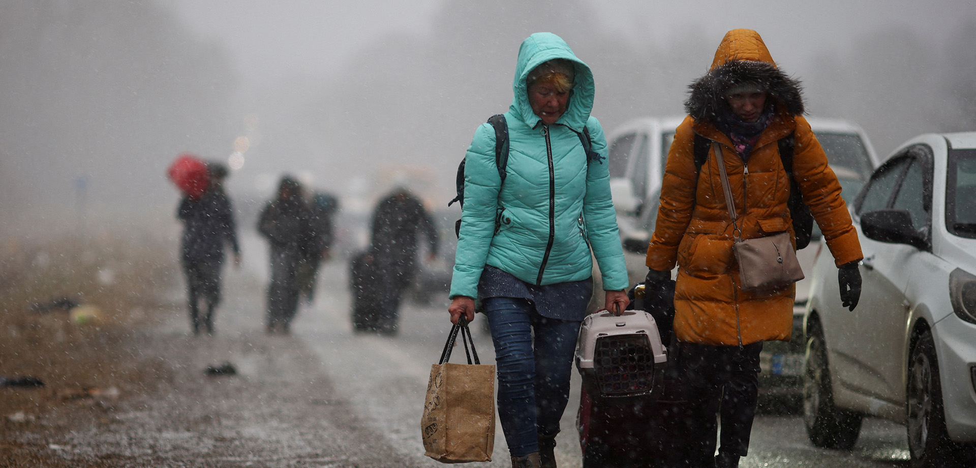 Des réfugiés originaires d’Ukraine marchent péniblement en direction de la frontière polonaise. REUTERS/Thomas Peter