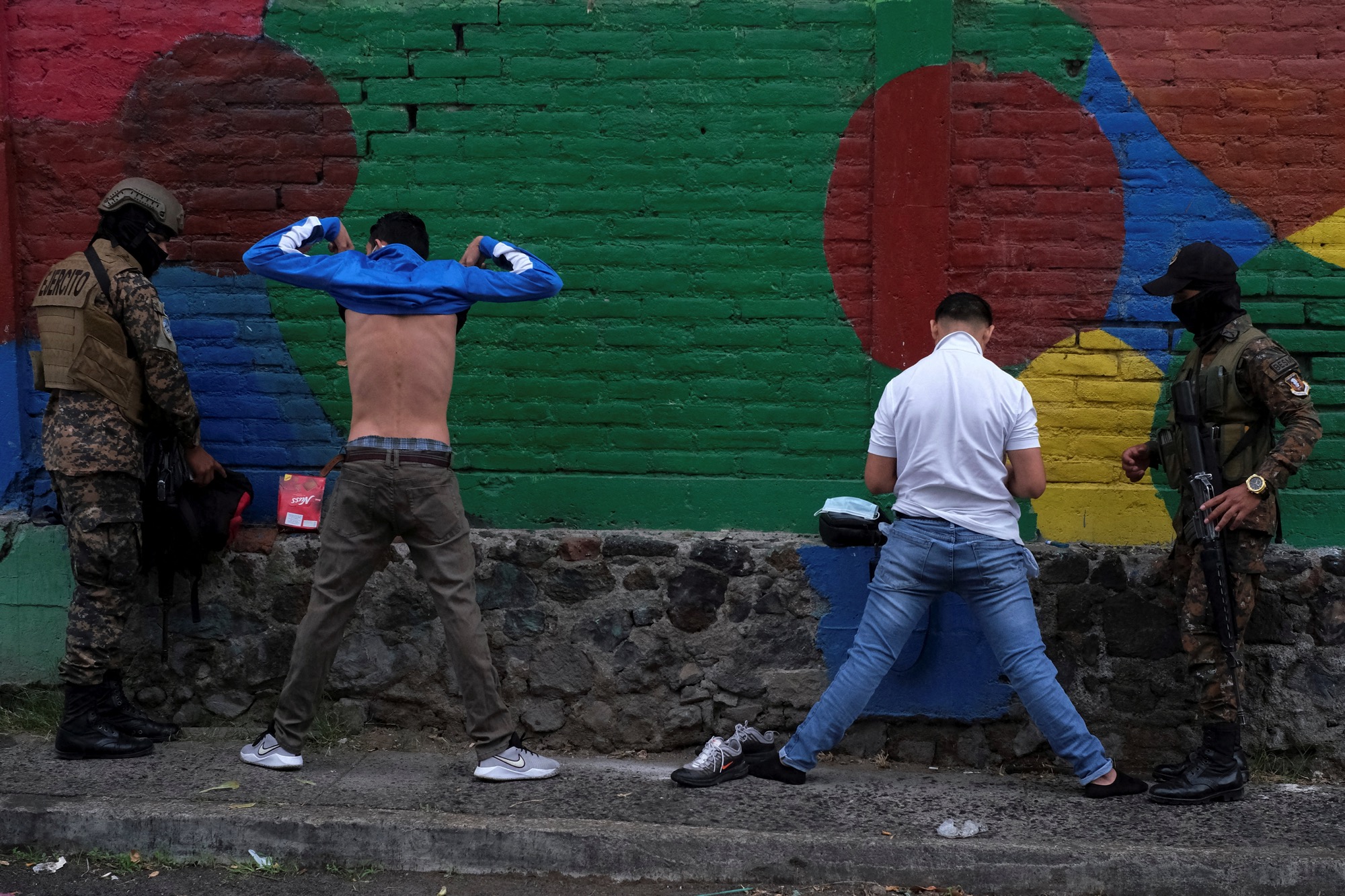 Soldados registran a hombres en un puesto de control en el barrio de Iberia después de que el Congreso de El Salvador aprobara el domingo poderes de emergencia que suspenden temporalmente algunas protecciones constitucionales después de que el país registrara un fuerte aumento de los asesinatos atribuidos a las bandas criminales, en San Salvador, El Salvador, 30 de marzo de 2022 © REUTERS/Jose Cabezas