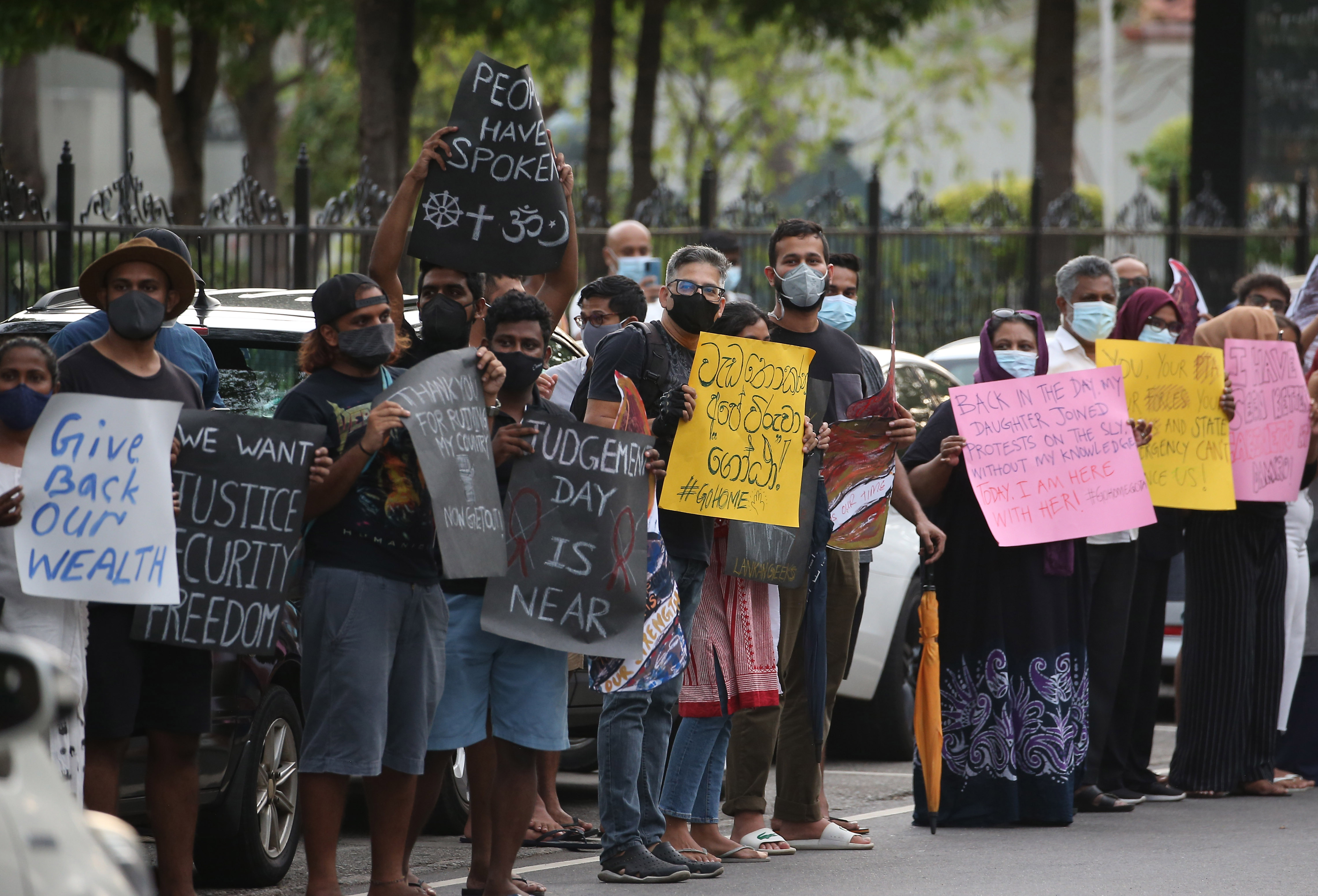 People hold banners and placards during a demonstration against the current economic crisis, in Colombo, Sri Lanka, 02 April 2022 © Pradeep Dambarage/NurPhoto