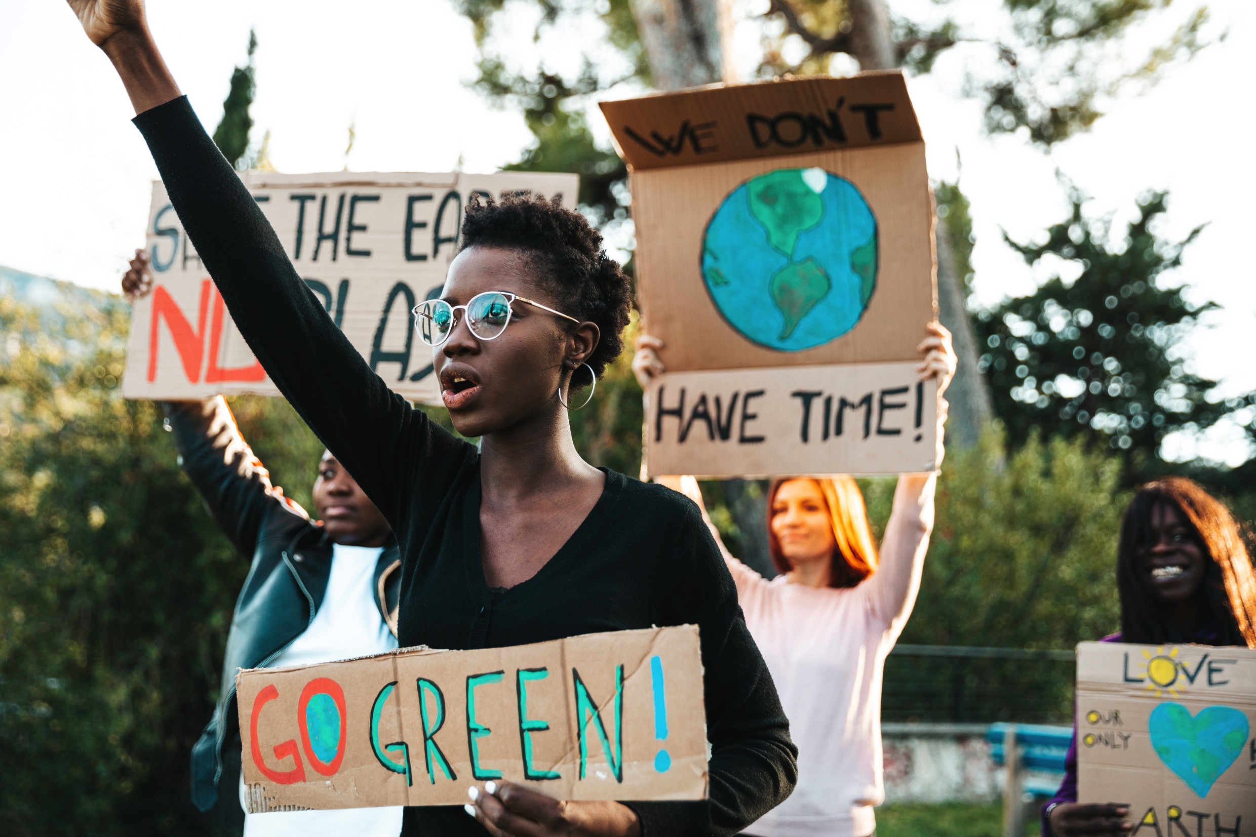 Young group of youth activists demonstrating against global warming © Getty Images