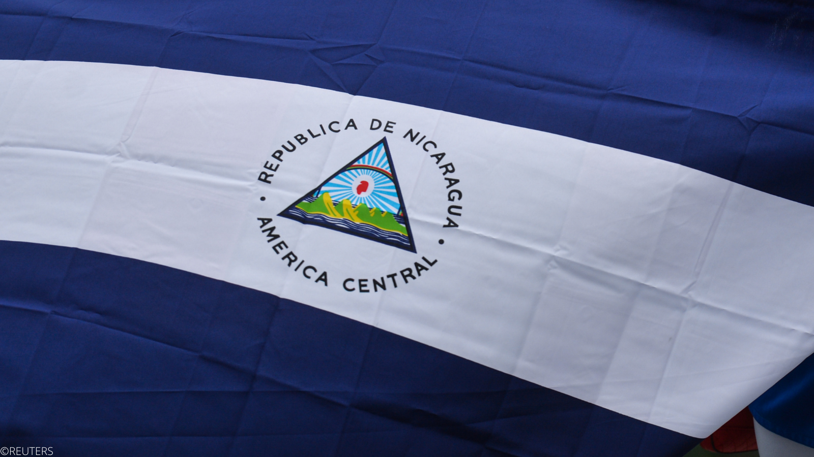 Un joven estudiante camina frente a la Asociación de Periodistas de Nicaragua en Managua, Nicaragua, prohibida por el gobierno el 17 de marzo de 2022