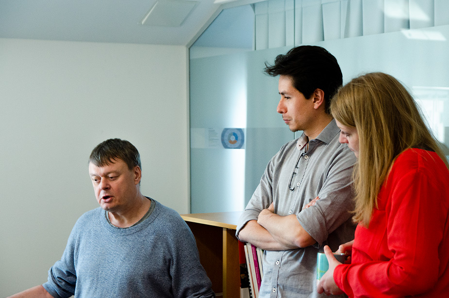 Niels Jørgen shares details of the latest developments with colleagues from DIHR, the algorithm can now classify texts into human rights topics. © Michael Länger / The Danish Institute for Human Rights