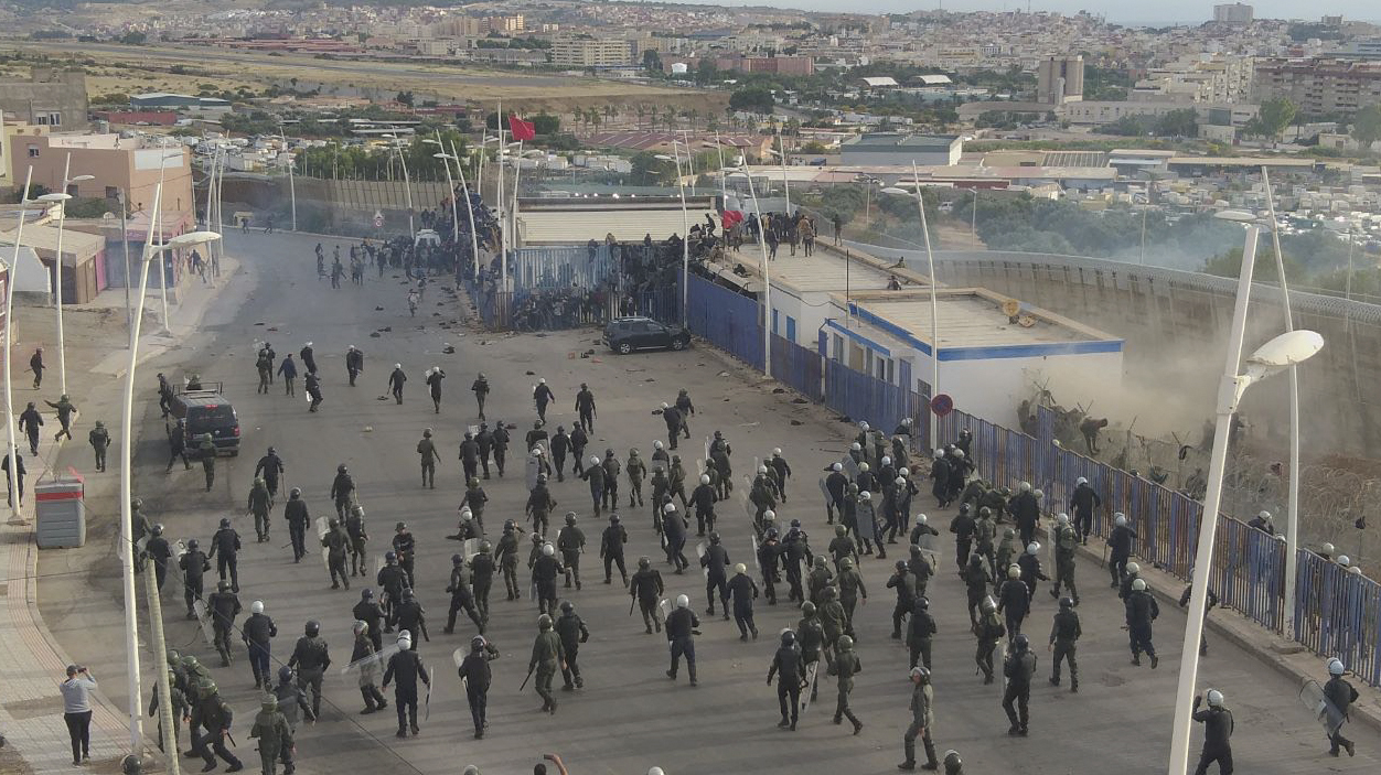 Une photo fournie par un résident montre des centaines de migrants traversant la frontière entre l’Espagne et le Maroc à Melilla près de Nador, au Maroc, le 24 juin 2022. © EPA-EFE