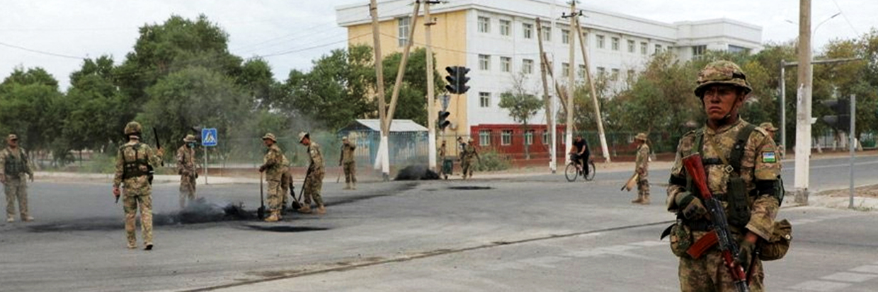 Miembros del servicio uzbeko son vistos en Nukus, capital de la región noroccidental de Karakalpakstan, Uzbekistán 3 de julio de 2022. KUN.UZ/Handout vía REUTERS 