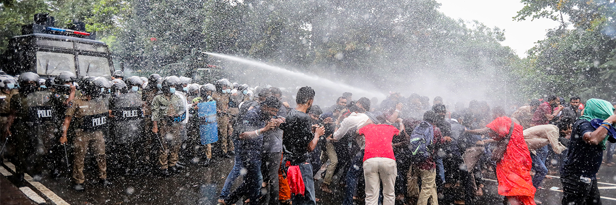 Estudiantes universitarios se enfrentan a la policía durante una protesta en Colombo, Sri Lanka, el 8 de abril de 2022 © EPA-EFE/CHAMILA KARUNARATHNE