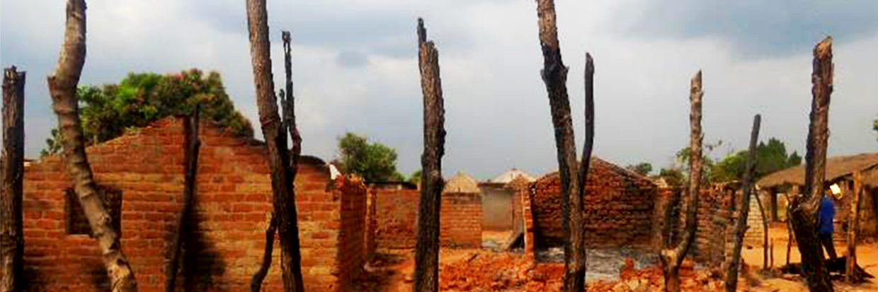 Le village de Boyo, en République centrafricaine, au lendemain d’une attaque ayant fait 20 morts et pendant laquelle le village a été pillé et des maisons ont été brûlées, en décembre 2021. © Yann Collier HCDH 25/01/2022