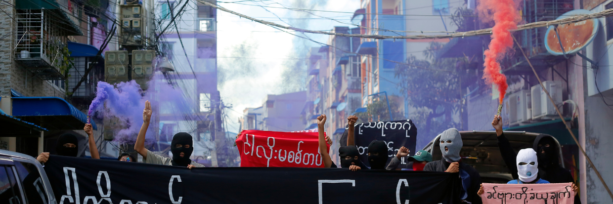 Plusieurs jeunes manifestants brandissent une grande bannière sur laquelle on peut lire « Nous n’aurons jamais peur » durant une manifestation contre le coup d’État à Yangon, au Myanmar, le 25 juillet 2022. © Reuters