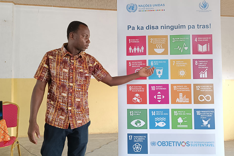 Local official explains the SDGs in Creole during a consultation. © NL da Luz