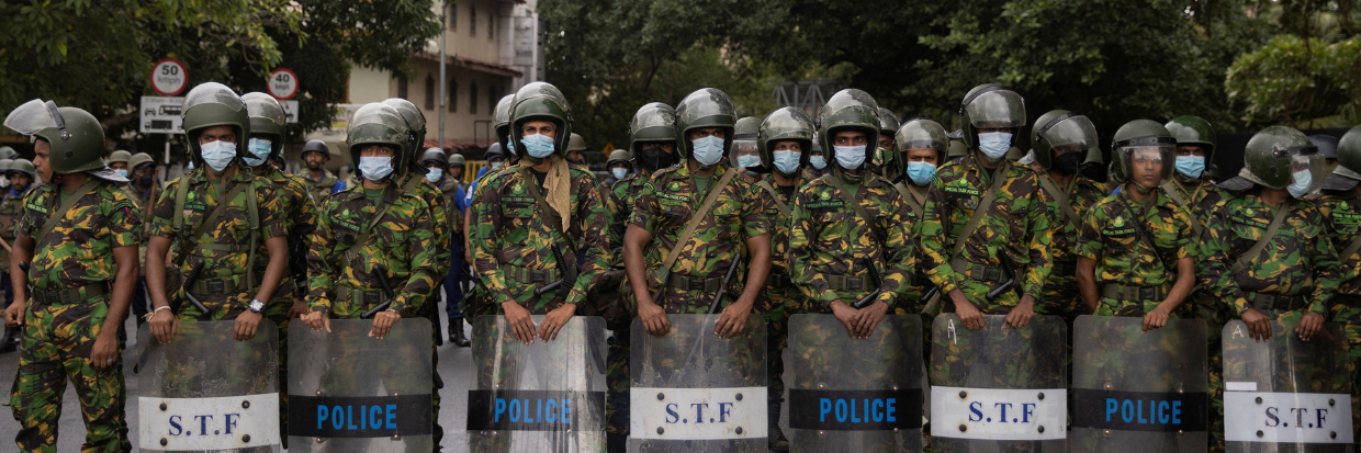 Security personnel stand guard during a protest against the raid on an anti-government protest camp early on Friday, near Presidential Secretariat in Colombo, Sri Lanka July 22, 2022 © Reuters.