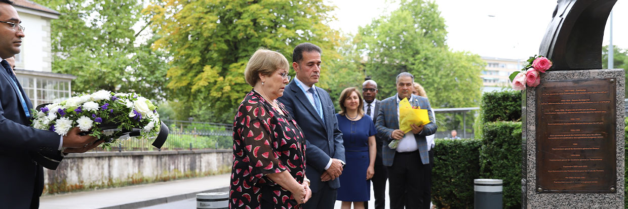 Des proches et des membres du personnel s’unissent pour rendre hommage aux collègues tués au service des droits de l’homme au Palais Wilson, en Suisse. © HCDH