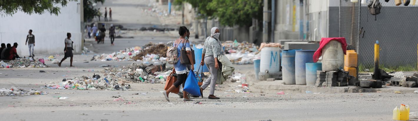 Residents flee the area after gangs waged intense gun battles, shuttering main avenues and a municipal market in the downtown area of the capital, in Port-au-Prince, Haiti July 27, 2022 © Reuters