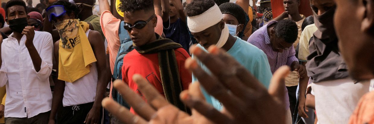 Manifestantes marchan durante una concentración contra el gobierno militar tras el último golpe de Estado, en Jartum, Sudán, el 29 de septiembre de 2022 © REUTERS/Mohamed Nureldin Abdallah