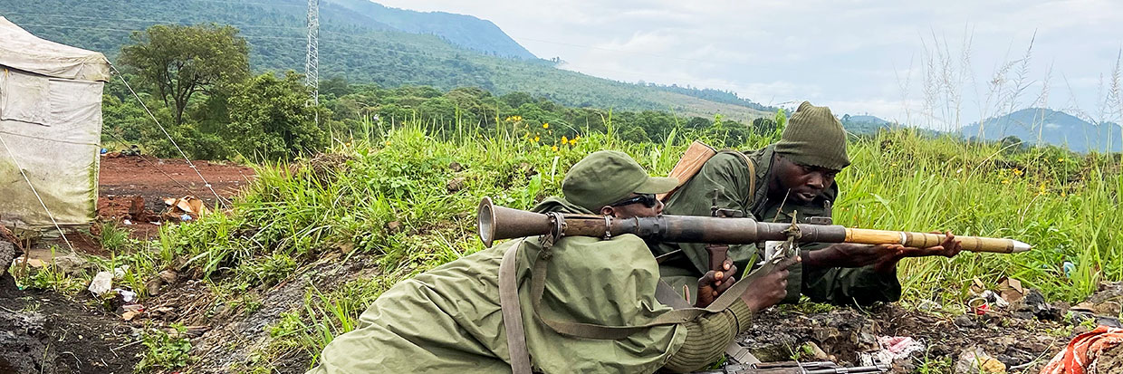 Armed Forces of the Democratic Republic of the Congo (FARDC) soldiers take their position following renewed fighting near the Congolese border with Rwanda, outside Goma in the North Kivu province of the Democratic Republic of Congo May 28, 2022. © REUTERS/Djaffar Sabiti