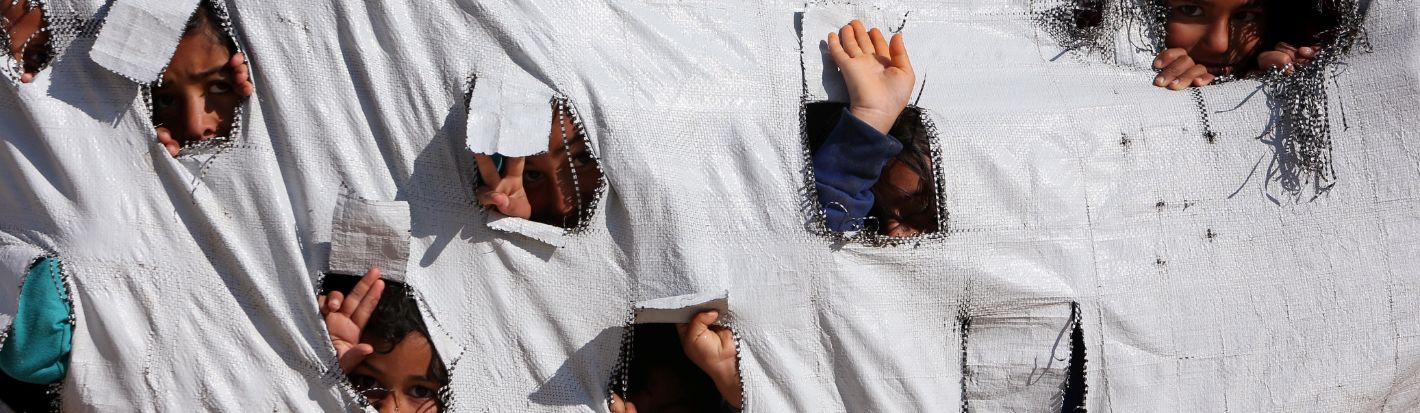 Des enfants regardent à travers les trous d’une tente dans le camp de déplacés d’Al-Hol, dans le gouvernorat de Hasaka, en Syrie, le 2 avril 2019. © Reuters