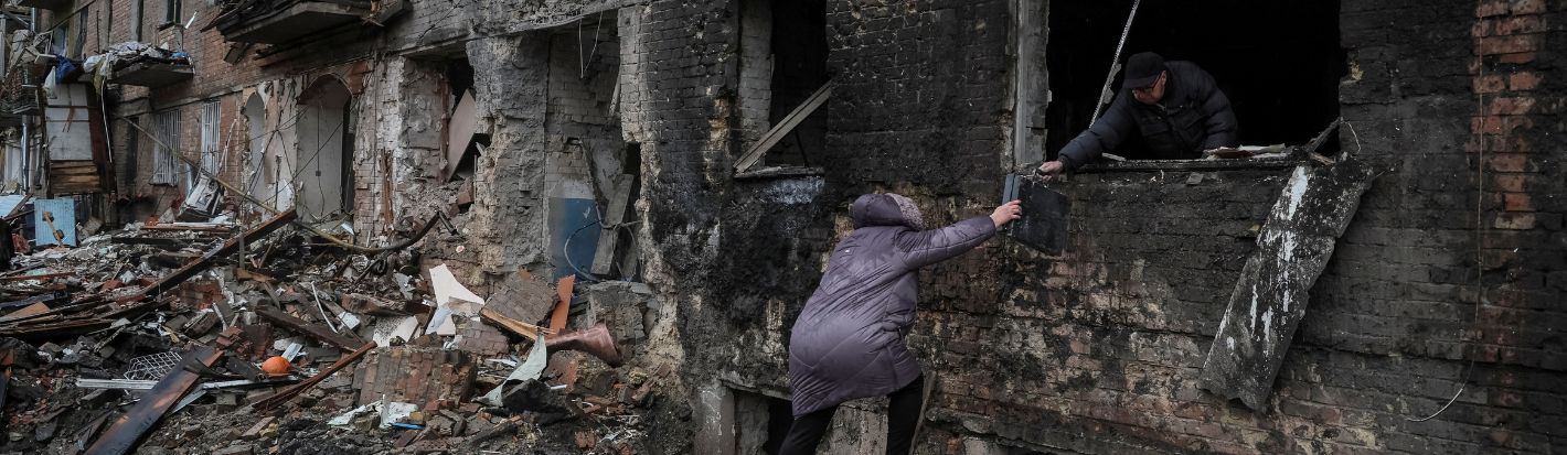 Residentes locales retiran sus pertenencias de sus  hogares, destruidos por un ataque ruso con misiles, mientras dichos ataques  sobre Ucrania continúan en la ciudad de Vyshgorod, cerca de Kiev, Ucrania, 24  de noviembre de 2022 Ⓒ REUTERS/Gleb Garanich