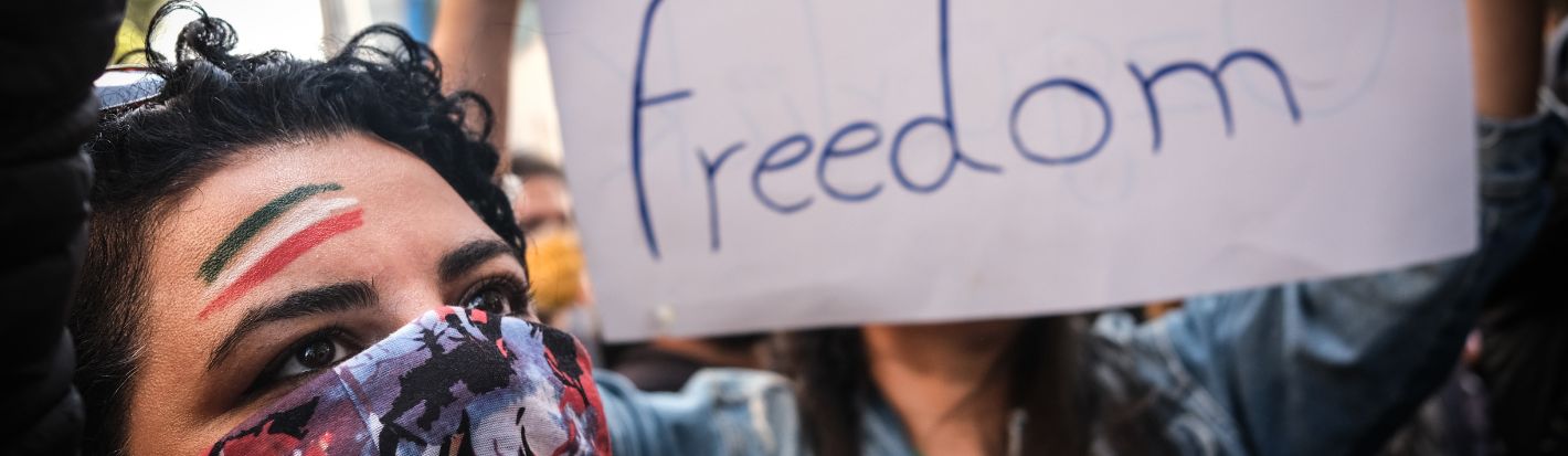 Les mains peintes en rouge, des Iraniens brandissent des photos de Mahsa Amini lors d’une manifestation tenue suite à sa mort devant le Consulat iranien, à Istanbul, en Turquie, le 17 octobre 2022. © EPA-EFE