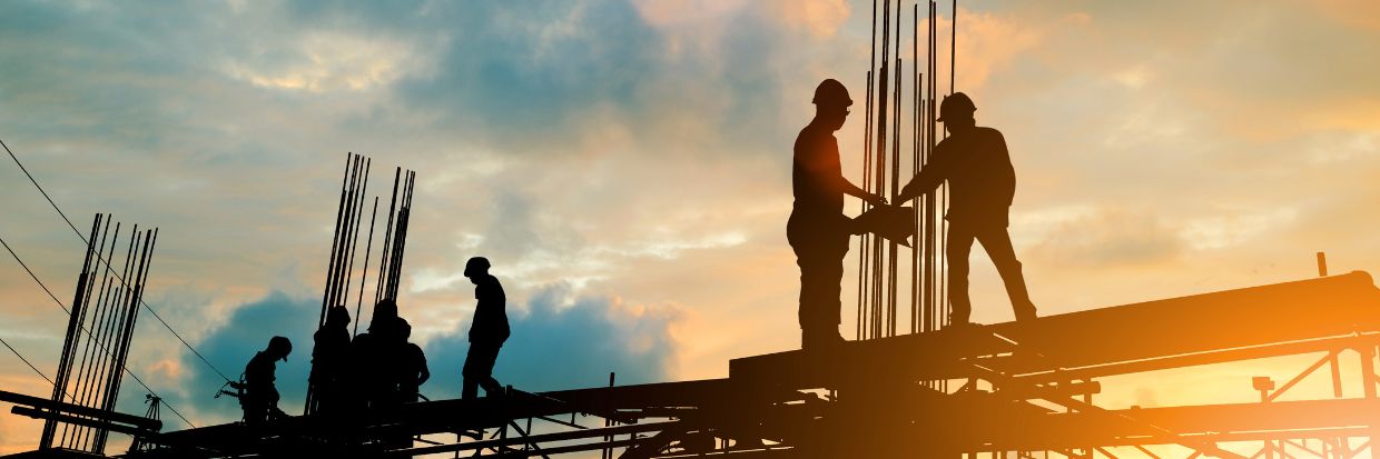 Une équipe de construction travaillant sur un chantier. © Getty images