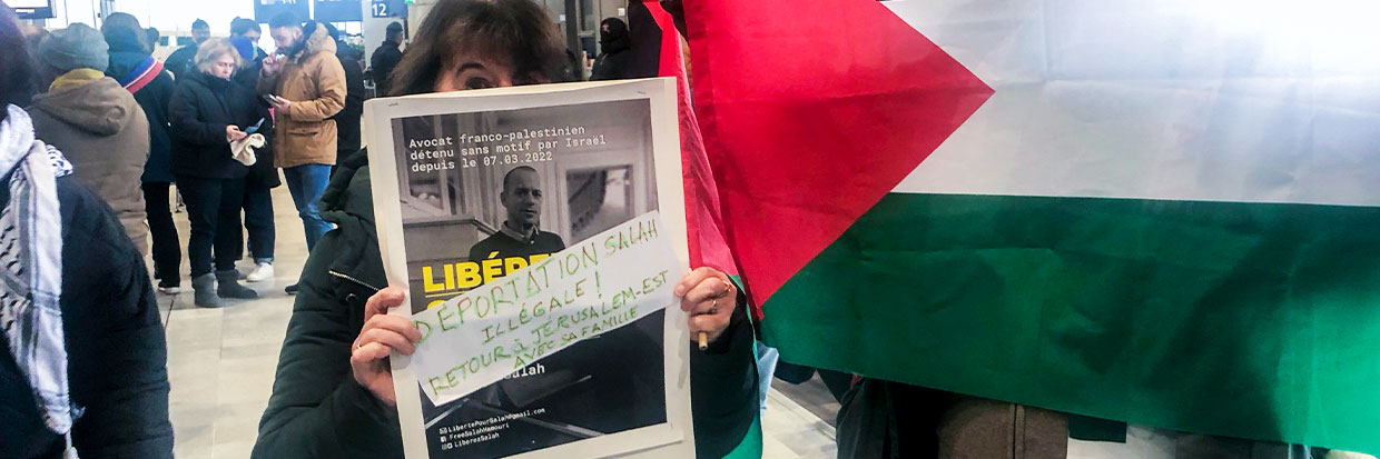 Francia, París 2022-12-18. Una multitud espera la llegada del abogado franco-palestino Salah Hamouri en la terminal 2C del aeropuerto de Roissy. © Sandrine Marty / Hans Lucas. Francia, 