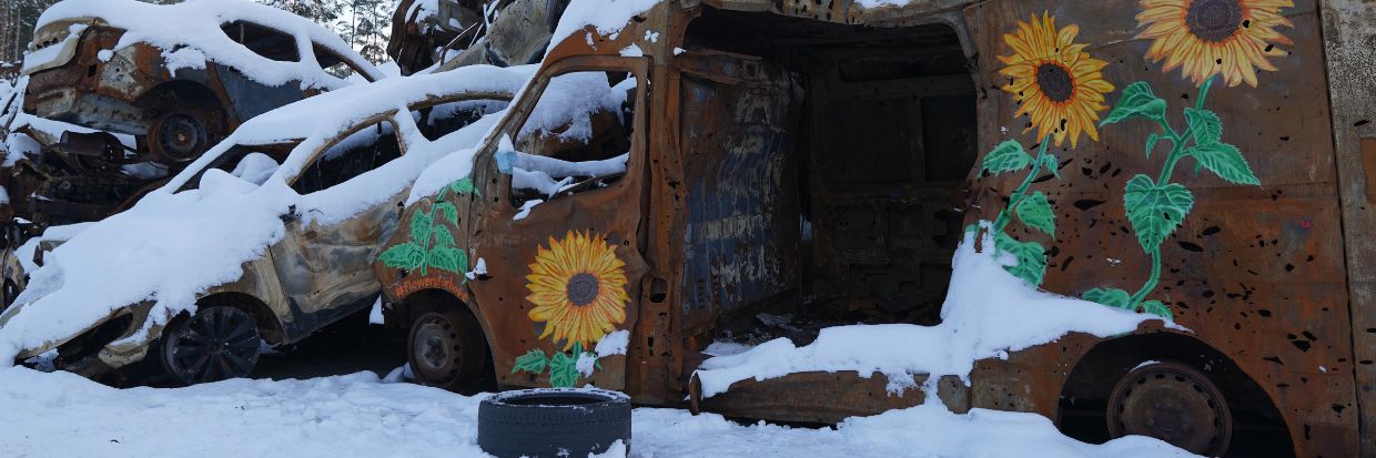 Un cimetière de véhicules détruits lors d’attaques russes près de Boutcha, en Ukraine, le 4 décembre 2022. © Anthony Headley/HCDH