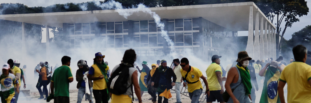 Partidarios del anterior Presidente de Brasil Jair Bolsonaro se manifiestan contra el Presidente Luiz Inacio Lula da Silva, a las afueras del Palacio de Planalto en Brasilia, Brasil, 8 de enero de 2023. © REUTERS/Ueslei Marcelino