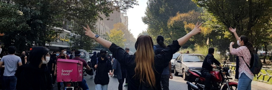 Protesters block a road during a protest over the death of young Iranian woman Mahsa Amini, who died on 01 October 2022 last week after being arrested in Tehran for not wearing her hijab appropriately, in Tehran, Iran. © EPA-EFE