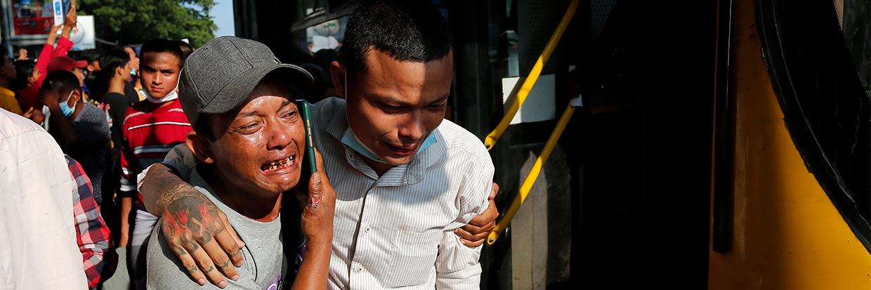 Un prisonnier libéré retrouve sa famille devant la prison de Yangon, au Myanmar, le 4 janvier 2023. © Reuters