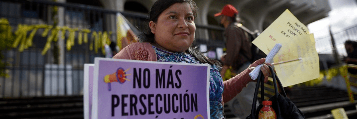 Organizaciones de la sociedad civil realizan un plantón frente a la Corte Suprema de Justicia en apoyo a la ex jefa de la Fiscalía Especial, Virginia Laparra, quien enfrenta un juicio por el presunto delito de abuso continuado de autoridad, en Ciudad de Guatemala, el 28 de noviembre de 2022. Ⓒ EPA-EFE 