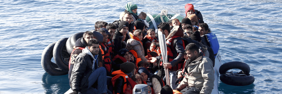 Refugees and migrants are seen on a dinghy during a rescue operation at open sea between the Turkish coast and the Greek island of Lesbos, February 8, 2016. © REUTERS/Giorgos Moutafis