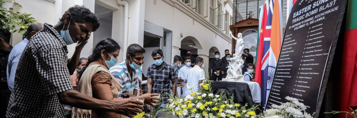 Familiares de víctimas y supervivientes del atentado del Domingo de Resurrección de 2019 encienden velas durante la conmemoración del tercer aniversario en la iglesia de San Antonio de Kochchikade, en Colombo, Sri Lanka. © EPA-EFE