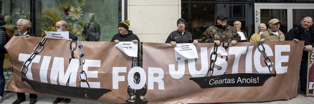 Des manifestants contre le projet de loi du Gouvernement britannique sur le conflit nord-irlandais devant le bureau du Gouvernement britannique pour l’Irlande du Nord à Erskine House à Belfast. © REUTERS