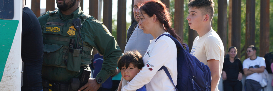 Una familia migrante con un niño pequeño son subidos a furgonetas de la Patrulla Fronteriza el 26 de mayo de 2022 en Eagle Pass Texas, Estados Unidos. John Lamparski/NurPhoto