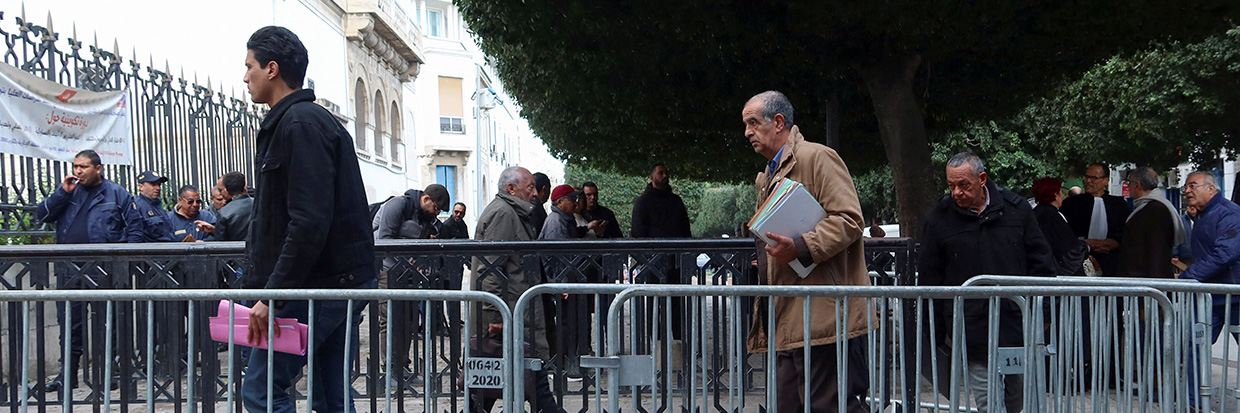 People walk outside a court in Tunis, Tunisia January 10, 2023. © REUTERS/Jihed Abidellaoui