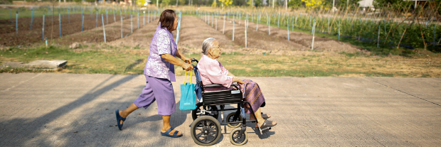 Sampao Jantharun (78 ans) et Somjit Phuthasiri (90 ans), en fauteuil roulant, se dirigent vers leur domicile au Wellness Nursing Home Center, à Ayutthaya, en Thaïlande, le 9 avril 2016. De nombreuses familles thaïlandaises s’occupent de parents âgés, ce qui représente un coût qui, à l’échelle nationale, s’élève à presque un tiers du revenu des ménages. Le nombre de familles confrontées à ce problème est appelé à augmenter, la population vieillissant à un rythme parmi les plus rapides d’Asie du Sud-Est. © Re