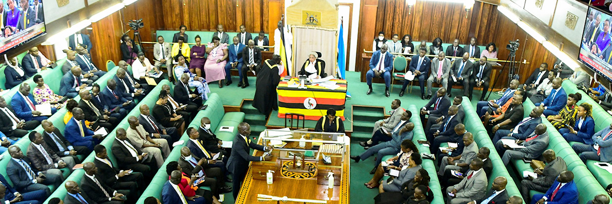 Plusieurs législateurs ougandais participent à un débat sur le projet de loi anti-homosexualité, qui prévoit de lourdes peines en cas de relations entre personnes de même sexe, durant une audience dans le bâtiment abritant le Parlement à Kampala, en Ouganda, le 21 mars 2023. © REUTERS/Abubaker Lubowa