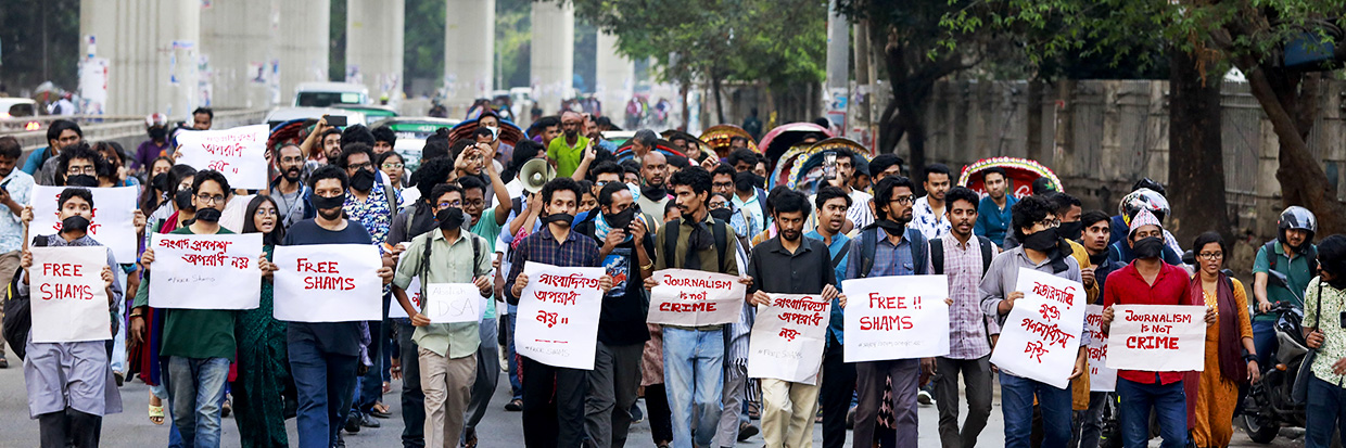 Des étudiants bangladais de différentes universités tiennent des pancartes lors d’un rassemblement pour demander la libération immédiate du journaliste Shamsuzzaman Shams, sur le campus de l’Université de Dhaka, au Bangladesh, le 29 mars 2023. Une plainte a été déposée mercredi contre le journaliste Shamsuzzaman Shams, qui travaille pour Prothom Alo, en vertu de la loi sur la sécurité numérique. © PSuvra Kanti Das / ABACAPRESS.COM