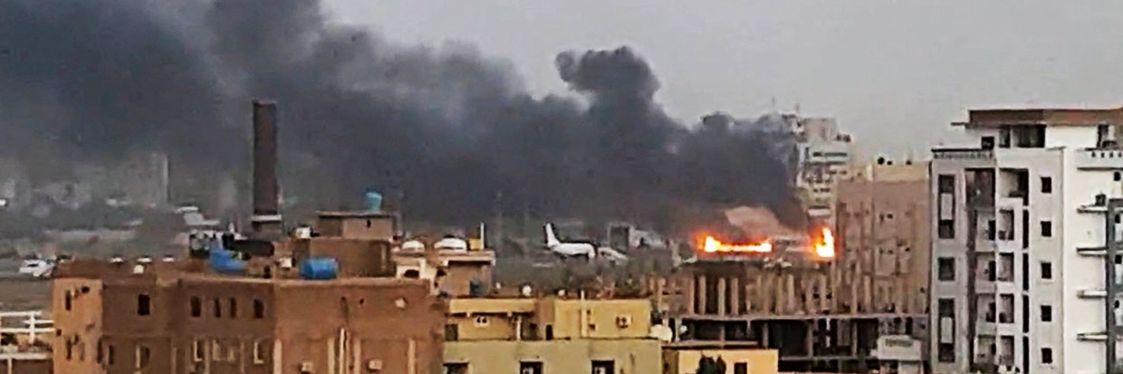 Una columna de humo asciende desde la pista del Aeropuerto Internacional de Jartum en donde se ha desatado un incendio, en Jartum, Sudán, 17 de abril de 2023, tal como se ve en esta captura de pantalla obtenida de un vídeo publicado en las redes sociales. ©Abdullah Abdel Moneim/via REUTERS