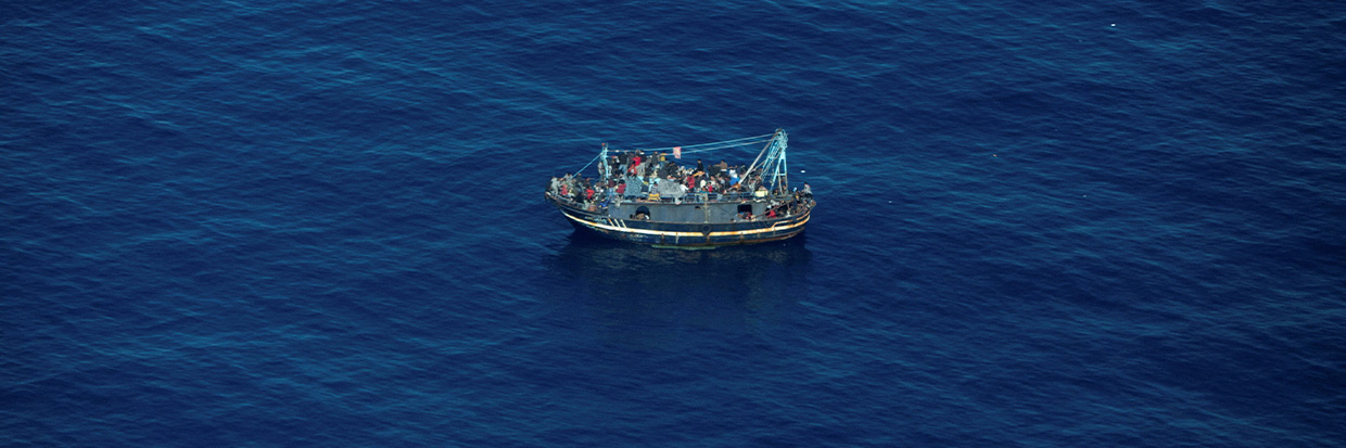 在地中海中部拍摄到一艘遇险船只。2023年4月10日 © Giacomo Zorzi／Sea-Watch／图片来源：路透社