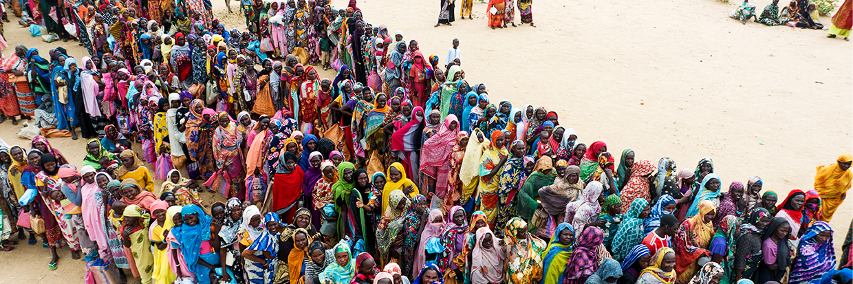 Des civils fuyant les combats au Soudan attendent de la nourriture de l’autre côté de la frontière, au Tchad. © HCR