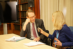 Erik Møse, Presidente de la Comisión de Investigación sobre Ucrania, hablando con un periodista en la conferencia de prensa en Ginebra, 16 de marzo de 2023.