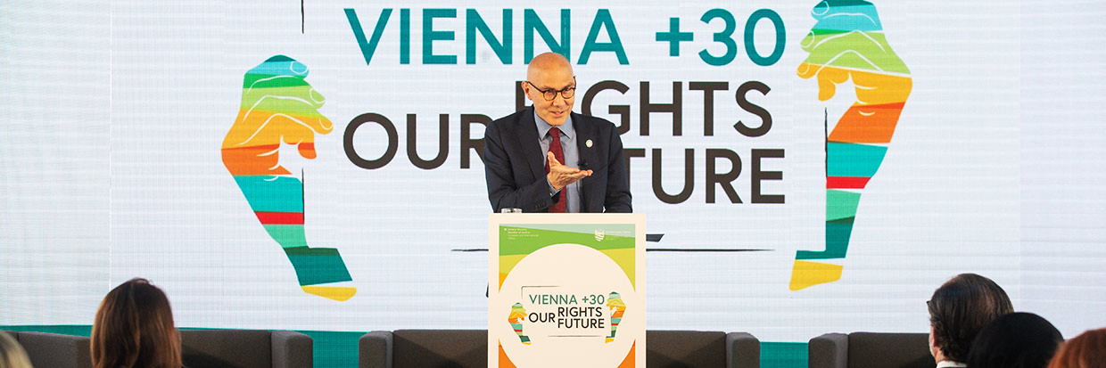 El Alto Comisionado de las Naciones Unidas para los Derechos Humanos Volker Türk pronuncia discurso de inauguración en la Conferencia Mundial de Viena 30 años después: Our Rights – Our Future. LIBELLE, MuseumsQuartier, Viena, Austria - 6 de junio de 2023 Ⓒ Christine Wambaa