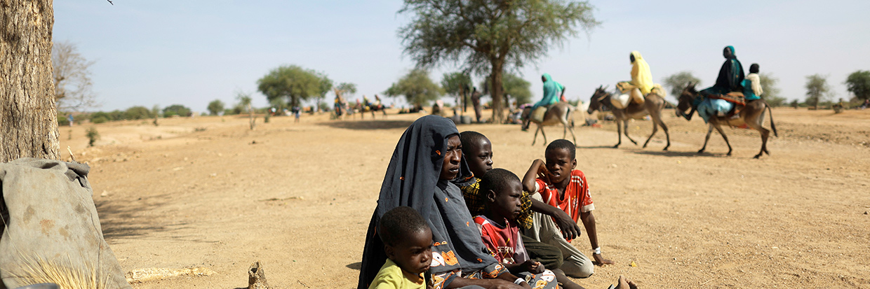 حليمة يعقوب، لاجئة سودانية فرت من العنف في منطقة دارفور السودانية، تجلس مع أطفالها بجانب مأواها المؤقت وهي تتحدث إلى الصحفيين بالقرب من الحدود بين السودان وتشاد في غونغور، تشاد، 8 أيار/ مايو، 2023 © رويترز/ زهرة بن سمرا