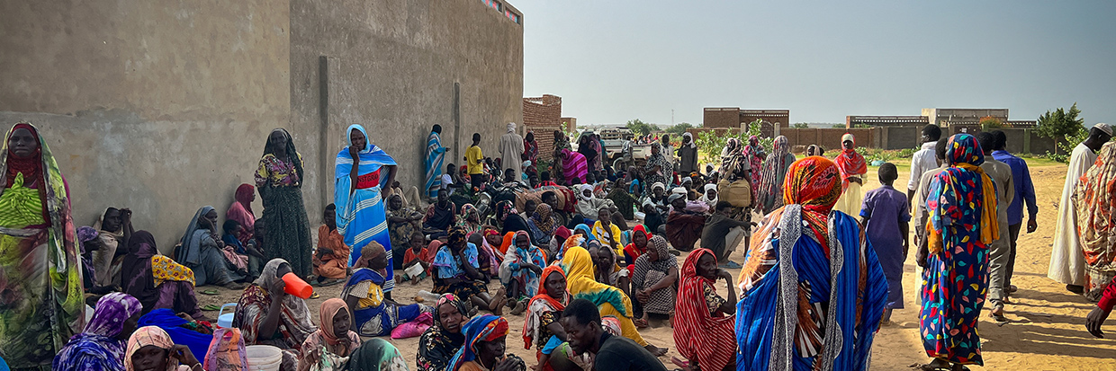 Des réfugiés soudanais se rassemblent alors que les équipes de Médecins sans frontières (MSF) assistent les blessés de guerre du Darfour occidental, au Soudan, à l'hôpital d'Adre, au Tchad, le 16 juin 2023 dans cette image du document. Avec l'aimable autorisation de Mohammad Ghannam/MSF/Document via REUTERS