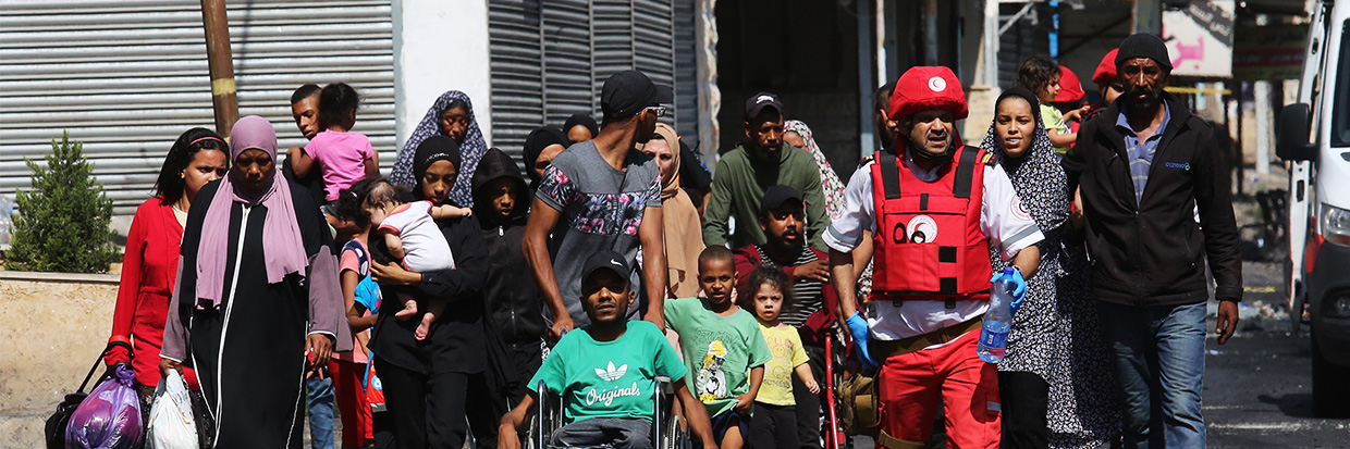 Des équipes médicales palestiniennes aident les civils qui ont quitté leur foyer dans le camp de réfugiés de Jénine, où les forces israéliennes continuent leurs attaques, à Jénine, en Cisjordanie, le 4 juillet 2023. Les raids et les attaques lancés par l’armée israélienne sur le camp de réfugiés de Jénine se poursuivent pour une deuxième journée. Nedal Eshtayah / Anadolu Agency