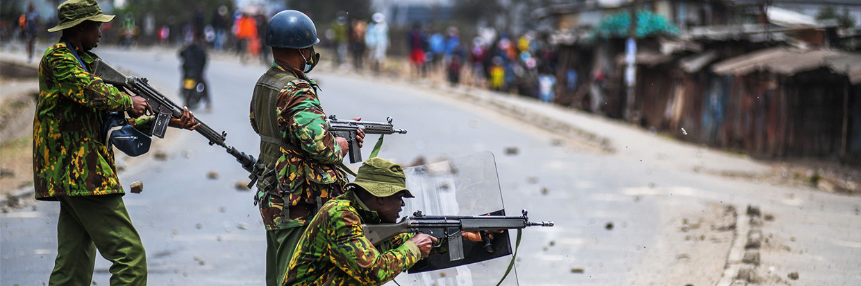 NAIROBI, KENYA - 12 DE JULIO: Fuerzas de seguridad intervienen para detener a los manifestantes, quienes protestaban contra los aumentos de impuestos, en Nairobi, Kenya, 12 de julio de 2023. © Gerald Anderson