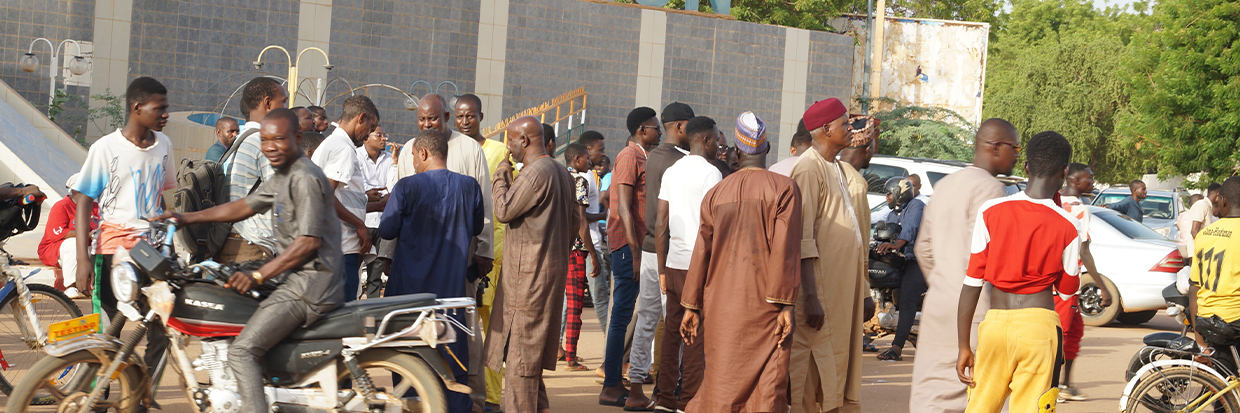 NIAMEY, NÍGER - 26 DE JULIO: Ciudadanos y ciudadanas se desplazan por la ciudad en motocicleta a la vez que continúa la vida diaria normal en Niamey, Níger, a 26 de julio de 2023.  Soldados de Níger aparecieron en la televisión nacional a última hora del miércoles para anunciar la destitución del Presidente  © Balima Boureima / Anadolu Agency