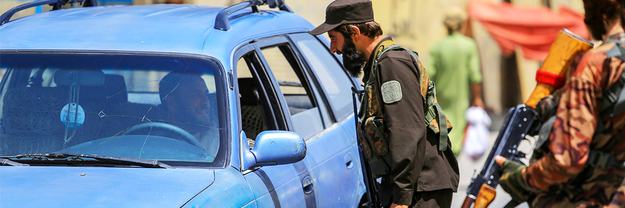 Des Taliban contrôlent une voiture à un poste de contrôle à Kaboul, en Afghanistan, le 18 août 2023. © EPA-EFE/SAMIULLAH POPAL